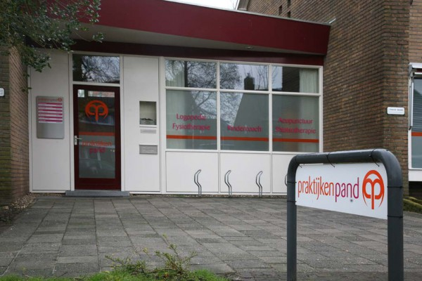 Voorzijde van de praktijk van Fysiotherapie Grou aan de Oostergoostraat in Grou